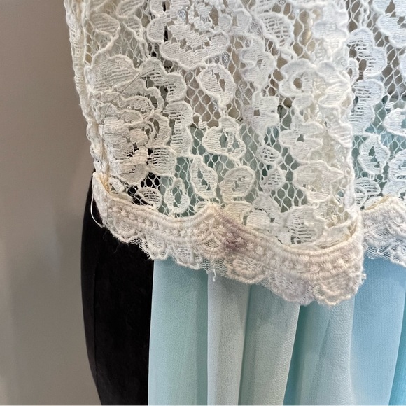 Elegant Lace and Flowy Mint Dress - Picture 4 of 9